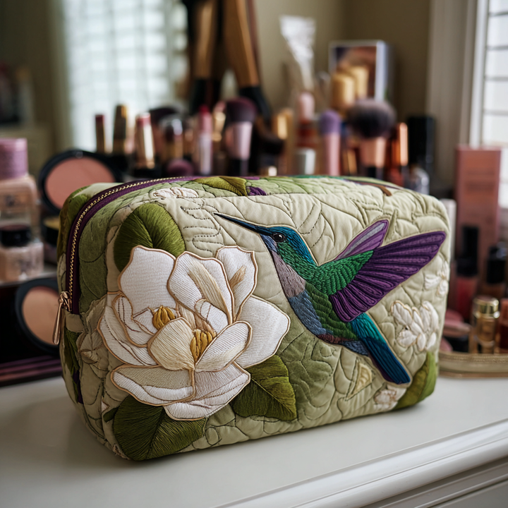 Trousse de maquillage matelassée colibri dans la prairie – vue 1 – Maria Milano